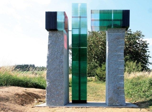 Skleněná brána - dominující a baldovský památný areál pomyslně otevírající skulptura